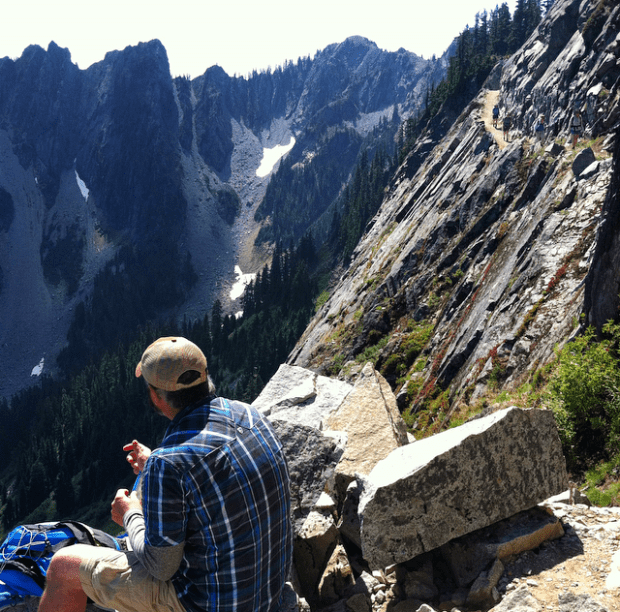 Fellow hikers on the katwalk to the right. 
